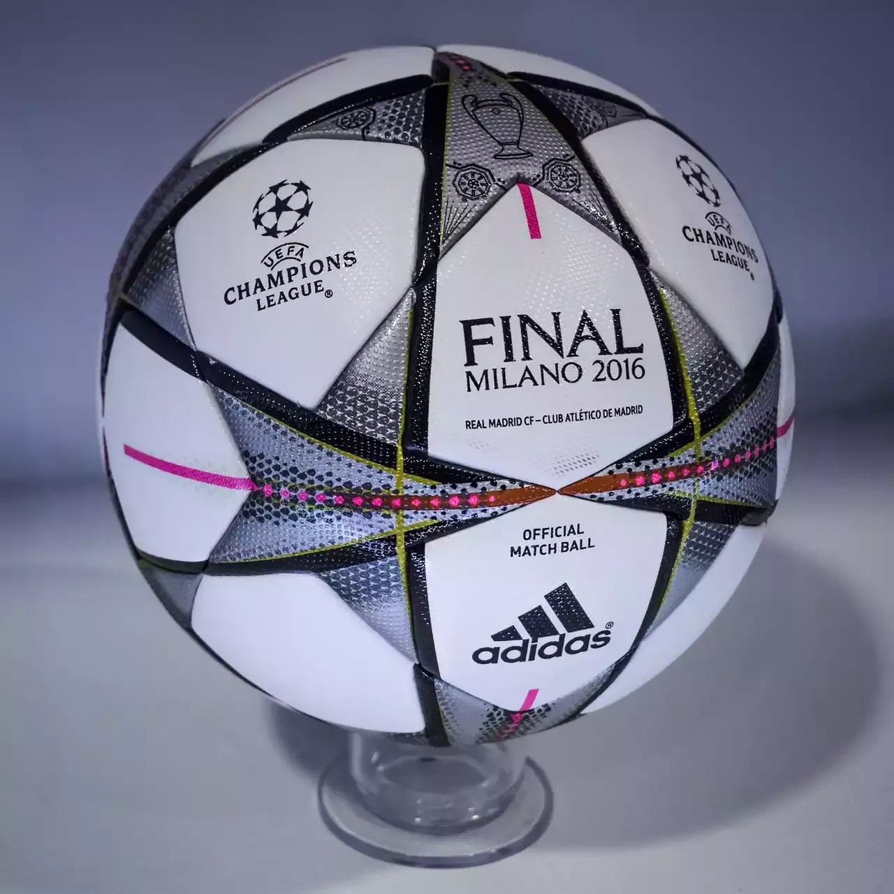 Le premier ballon officiel de la Coupe du Monde de la FIFA